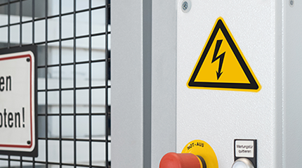 Sicherheitsabstände bei Schildern: Wie weit muss ein Warnschild sichtbar sein?