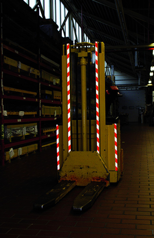 Warnmarkierungsband, 3M, reflektierend, rot/weiß - auf Rolle Warnmarkierungsband, 3M, reflektierend, rot/weiß - auf Rolle