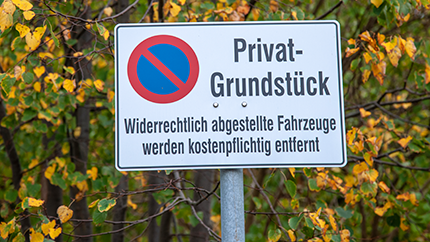 Schilder für Mietobjekte und Hausverwaltungen: Was ist Pflicht?