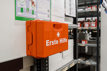 Erste Hilfe im Betrieb: Sicherheit am Arbeitsplatz